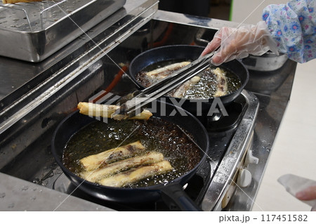 調理中のフィリピン料理 トゥロン 117451582