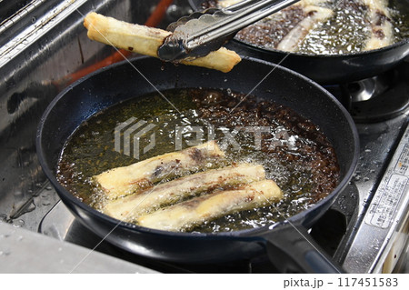 調理中のフィリピン料理 トゥロン 117451583