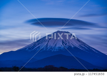 （山梨県）精進湖から望む、吊るし雲と富士山 117451650