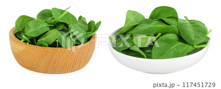 Baby spinach leaves in wooden bowl isolated on white background 117451729