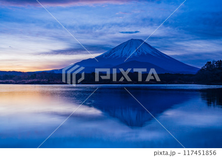 (山梨県)精進湖から望む、日の出前の富士山 (山梨県)精進湖から望む、日の出前の富士山 117451856