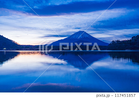 (山梨県)精進湖から望む、日の出前の富士山 (山梨県)精進湖から望む、日の出前の富士山 117451857