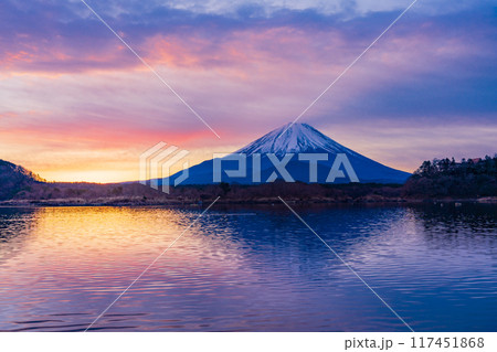 （山梨県）精進湖から望む、日の出前の富士山 117451868