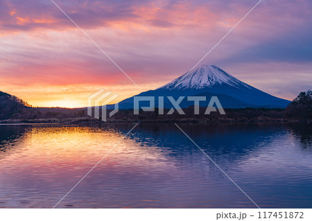 （山梨県）精進湖から望む、日の出前の富士山 117451872