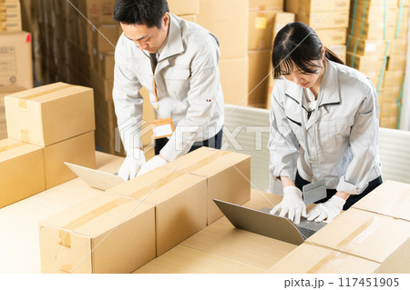 PCのセットアップ作業をする作業服の男女 117451905