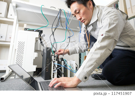 社内ネットワークを管理する作業服の男性 117451907