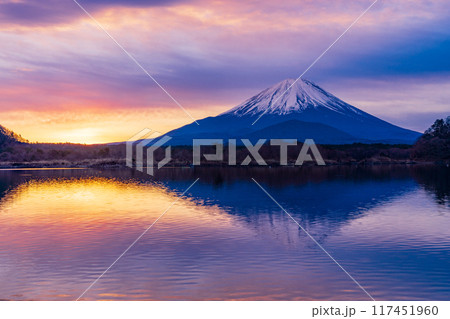 （山梨県）精進湖から望む、日の出、朝焼け、富士山 117451960