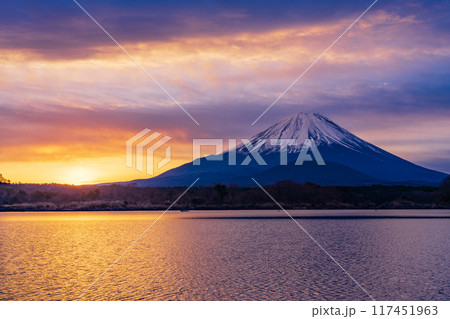 （山梨県）精進湖から望む、日の出、朝焼け、富士山 117451963