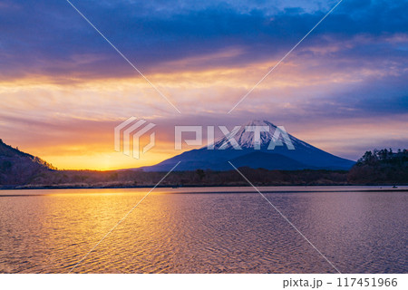 （山梨県）精進湖から望む、日の出、朝焼け、富士山 117451966