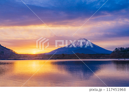 （山梨県）精進湖から望む、日の出、朝焼け、富士山 117451968