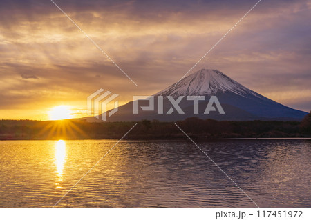 (山梨県)精進湖から望む、日の出、朝焼け、富士山 (山梨県)精進湖から望む、日の出、朝焼け、富士山 117451972
