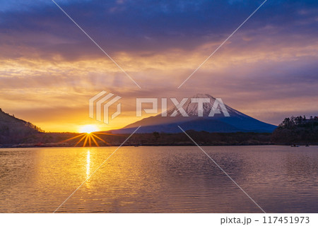 （山梨県）精進湖から望む、日の出、朝焼け、富士山 117451973