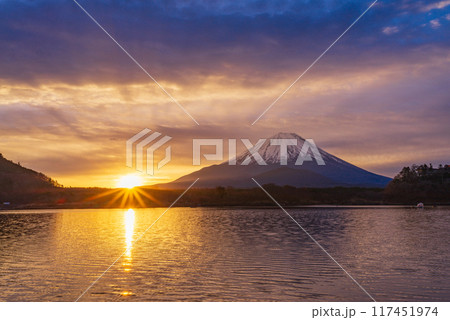 （山梨県）精進湖から望む、日の出、朝焼け、富士山 117451974