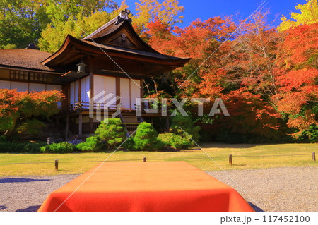 大河内山荘（ 京都市右京区）大乗閣前の紅葉 117452100