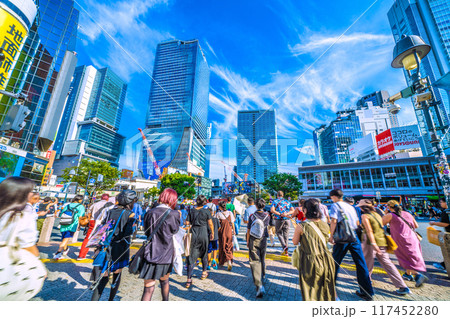 日本の東京都市景観終戦の日…あの日の悲劇から…あの空に散った若者…。インバウンドに沸く渋谷…平和を… 117452280
