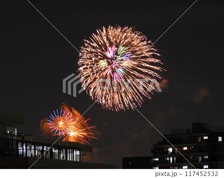 マンションの向こうに見えた戸田橋花火大会 117452532