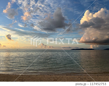 海での夕焼け 117452753