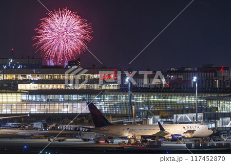 羽田空港から望む花火大会 117452870