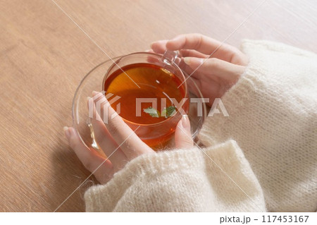 紅茶を飲む女性の手 117453167