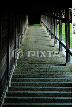 早朝の奈良東大寺二月堂の階段 早朝の奈良東大寺二月堂の階段 117453798