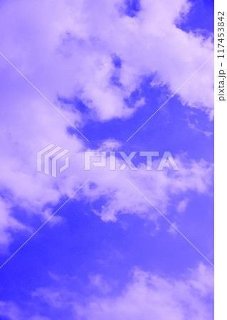 雲のある青空 (背景素材） 117453842