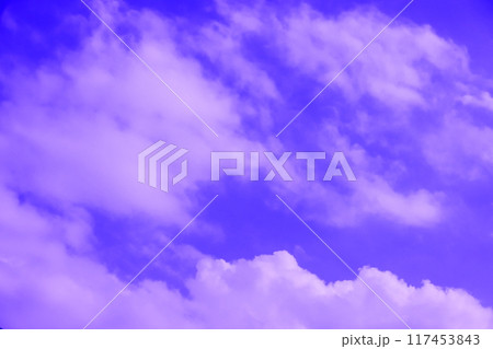雲のある青空 (背景素材） 117453843