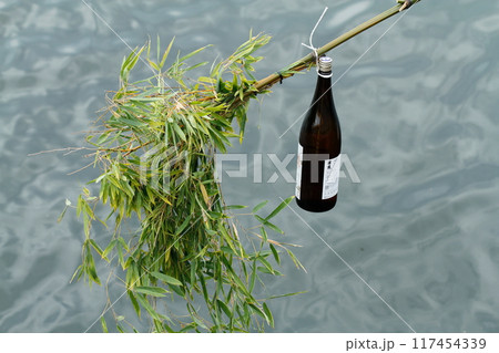 港町の夏祭りの光景 117454339
