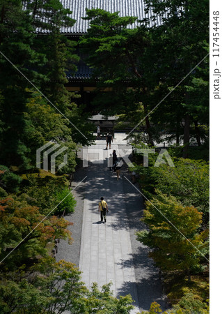 南禅寺の参道を歩く観光客 南禅寺の参道を歩く観光客 117454448