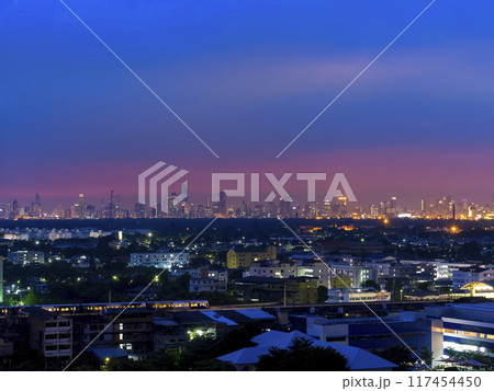 バンコク・高層ビル群の遠景とスカイトレイン　夜景/　Bangkok, Thailand 117454450