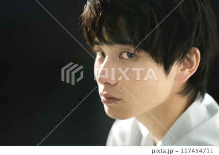 男性ポートレート 横顔 男性ポートレート 横顔 117454711