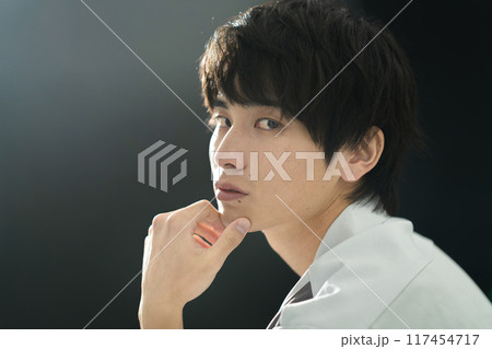 男性ポートレート　横顔 117454717