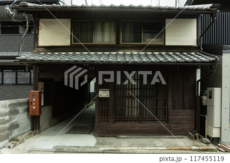 京町屋、京都の古い一軒屋、日本の和風建築、京都の木造建築 117455119