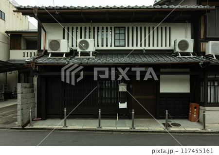 京町屋、京都の古い一軒屋、日本の和風建築、京都の木造建築 117455161