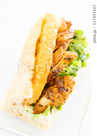 おいしいハッシュドポテトとチキンのサンドイッチ 117455427