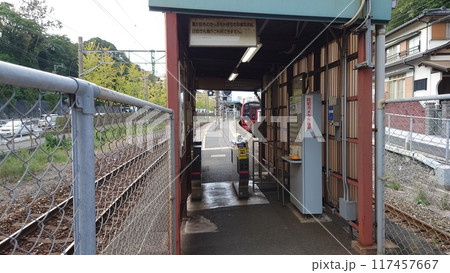 小さな改札の奥に見える列車 小さな改札の奥に見える列車 117457667