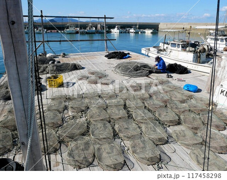 網を修理する漁師　（熊本県上天草江樋戸港） 117458298