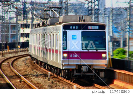 地上の複々線区間を走る地下鉄・半蔵門線8000系 地上の複々線区間を走る地下鉄・半蔵門線8000系 117458860