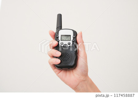 無線機を持つ手のイメージ 117458887