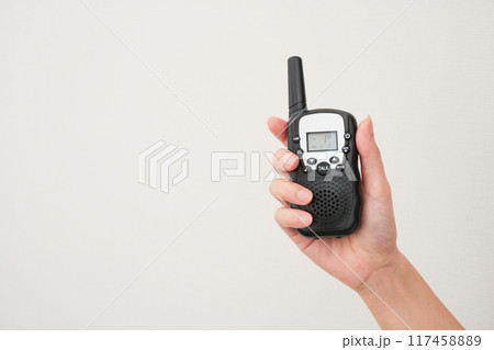 無線機を持つ手のイメージ 117458889