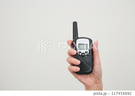 無線機を持つ手のイメージ 117458892