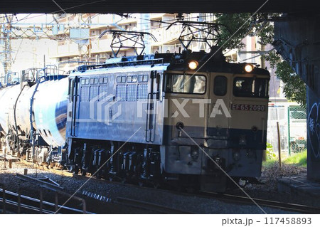 電気機関車EF65が牽引する… タンク貨物列車 117458893