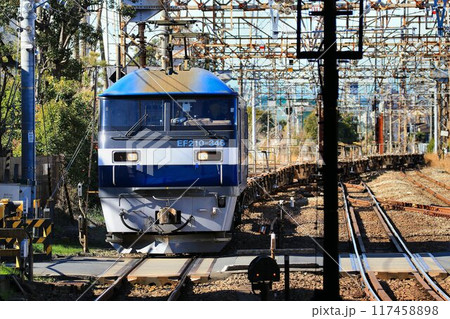 電気機関車・EF210『桃太郎』が牽引するコンテナ貨物列車 117458898