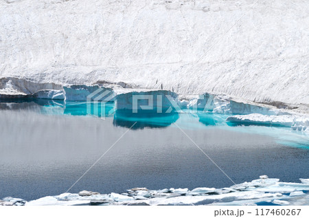 6月解氷進む立山室堂平ミクリガ池の雪筏 6月解氷進む立山室堂平ミクリガ池の雪筏 117460267