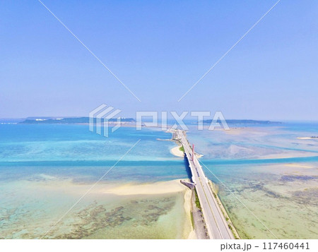 上空から眺めた「海中道路」〜ドローンで空撮(沖縄県うるま市) 上空から眺めた「海中道路」〜ドローンで空撮(沖縄県うるま市) 117460441