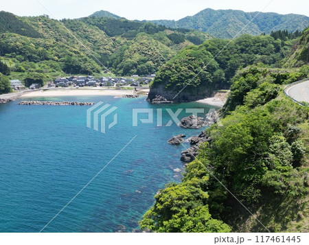 兵庫県竹野町の宇日流紋岩の美しい海岸線の空撮 117461445