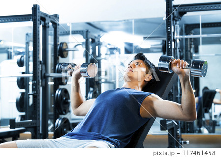 スポーツジムでトレーニングする男性 スポーツジムでトレーニングする男性 117461458