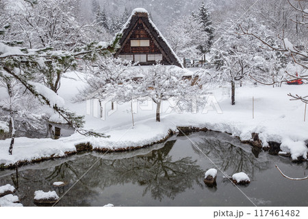 雪に覆われた冬の世界文化遺産 白川村(白川郷) 岐阜県 雪に覆われた冬の世界文化遺産 白川村(白川郷) 岐阜県 117461482