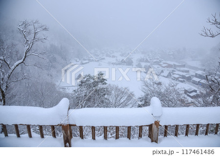 雪に覆われた冬の世界文化遺産　白川村（白川郷）　岐阜県 117461486