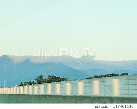 霧に覆われた山並み 霧に覆われた山並み 117461536