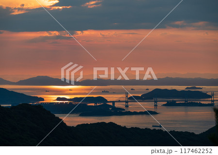 五色台から眺める瀬戸大橋の夕景 五色台から眺める瀬戸大橋の夕景 117462252